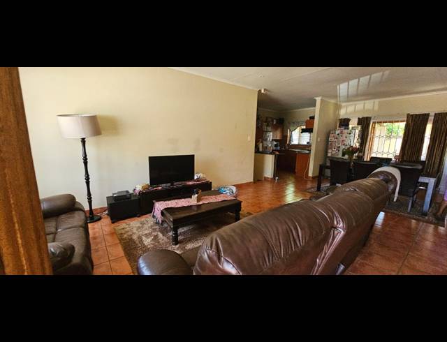 3 BEDROOM FREESTANDING FOR SALE IN CASHAN
